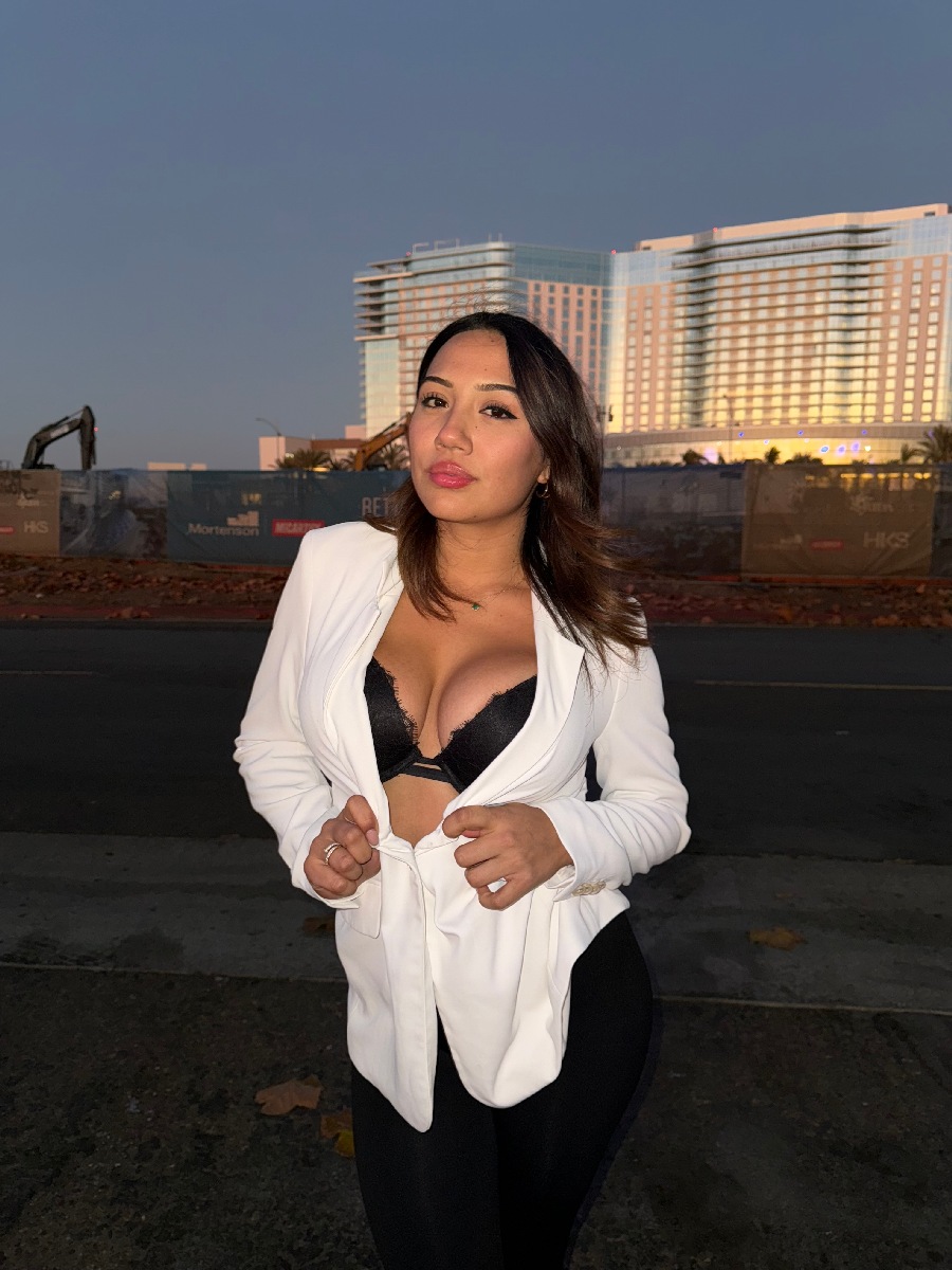 Take a pause and enjoy Ali Cruz — streaming from Pune