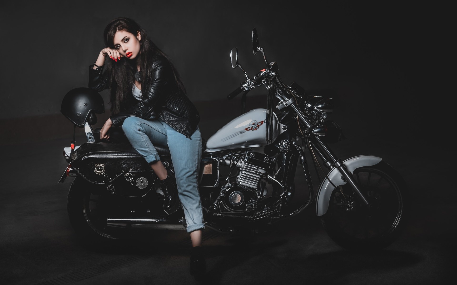 Biker girls: style and drive brings the glow — live moments in Pune